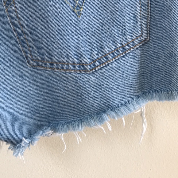 Levi’s Premium jean shorts Sz 26 Daisy Dukes raw hem jean Shorts distressed - Picture 9 of 16